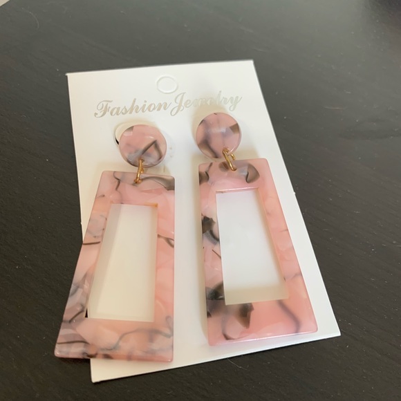 ❤️NWT *BOUTIQUE*  PRETTY FASHION EARRINGS  Perfect for SPRING/SUMMER - Picture 3 of 3